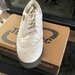 Women’s golf shoes